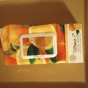 Vitamin C Makeup remover / Facial Wipes there is 60 in the container